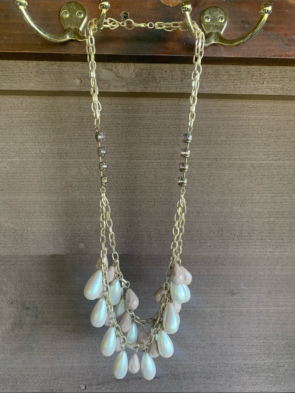Pearl/pinkish, gold tone necklace